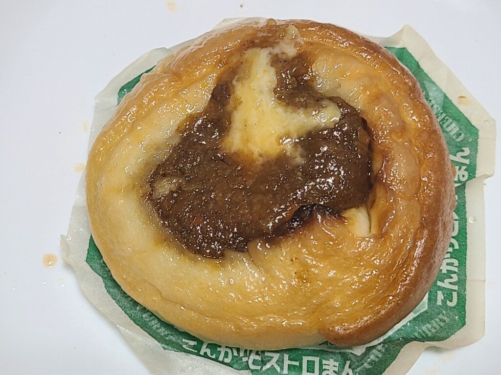 ファミマこんがりビストロまん　とろーりチーズカレー味