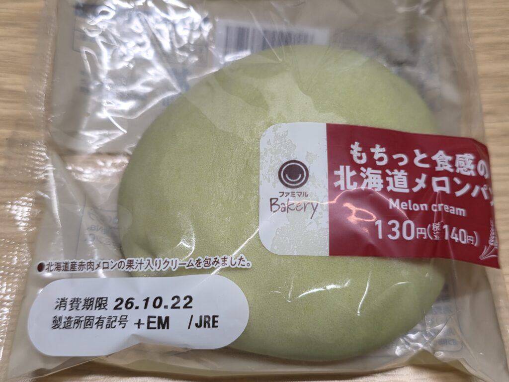 ファミリーマート　もちっと食感の北海道メロンパン 